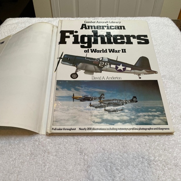 2 Hard Cover Airplane Books. - Picture 6 of 7
